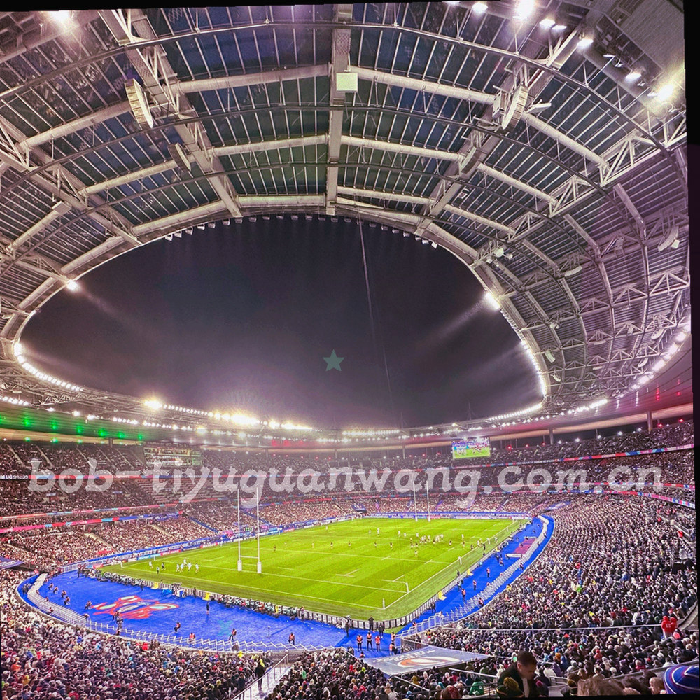 贵州山地雾层与城市灯带交叠的夜间远景